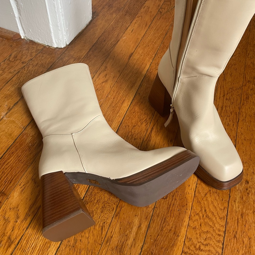 Feners white boots / never worn / le retro cream color